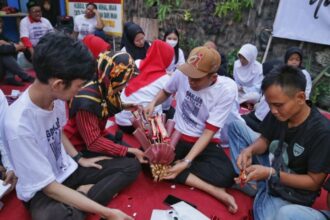 Warga mengikuti pelatihan kerajinan membuat souvenir buket yang diadakan Komunitas Warung Tegal (Kowarteg) Indonesia di Kelurahan Rawa Buaya, Kecamatan Cengkareng, Jakarta Barat, Minggu (3/9). Foto: Kowarteg