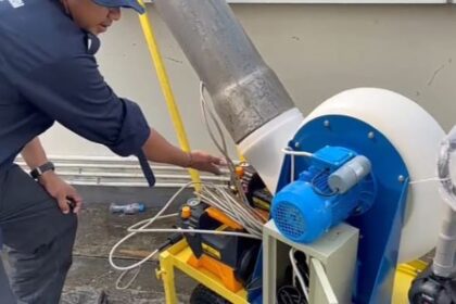 Water mist generator di gedung kantor Wali Kota Jakarta Selatan mulai dioperasikan untuk mengatasi polusi udara pada Kamis (7/9) hari ini. Foto: Joesvicar Iqbal/ipol.id