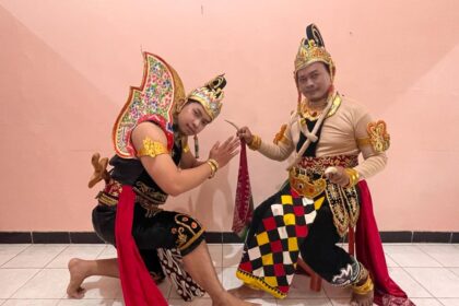 Mochamad Sahal (kanan) dan putranya Muhammad Usama Sahal lulus bersama di ITS Surabaya. Foto: ITS