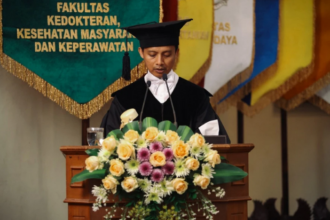 Prof Gunadisaat menyampaikan pidato pengukuhannya dalam jabatan Guru Besar Bidang Bedah Anak Fakultas Kedokteran, Kesehatan Masyarakat, dan Keperawatan di Balai Senat UGM. Foto: UGM