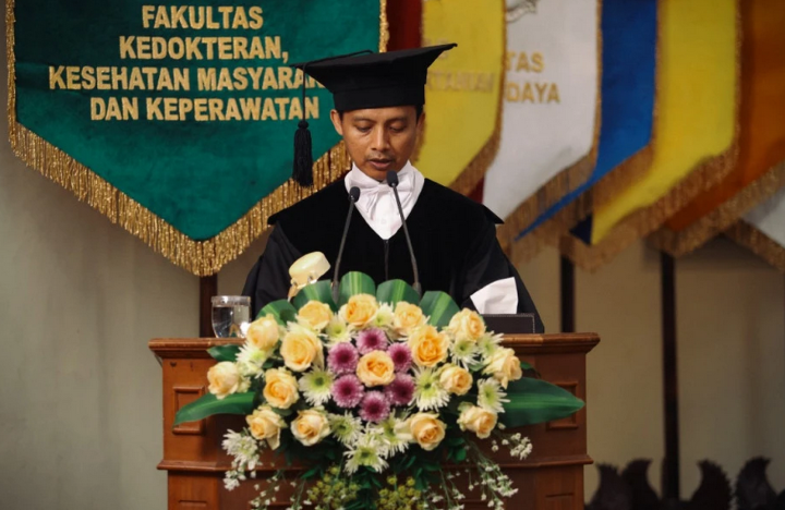 Prof Gunadisaat menyampaikan pidato pengukuhannya dalam jabatan Guru Besar Bidang Bedah Anak Fakultas Kedokteran, Kesehatan Masyarakat, dan Keperawatan di Balai Senat UGM. Foto: UGM