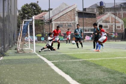 Anak muda milenial setempat saling menunjukkan skill dalam turnamen mini soccer digelar sukarelawan Ganjar Muda Padjajaran (GMP) di Lapangan Bromus, Kecamatan Cinambo, Kota Bandung, Jawa Barat, Sabtu (16/9). Foto: GMP