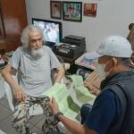 Tim tangkap buronan (Tabur) Kejaksaan Agung bersama Kejaksaan Tinggi (Kejati) DKI Jakarta saat menangkap seorang pria berusia 83 tahun bernama Muhammad Ali. Foto: Kejaksaan Agung