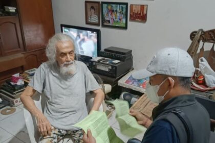 Tim tangkap buronan (Tabur) Kejaksaan Agung bersama Kejaksaan Tinggi (Kejati) DKI Jakarta saat menangkap seorang pria berusia 83 tahun bernama Muhammad Ali. Foto: Kejaksaan Agung
