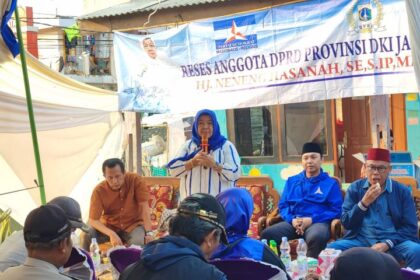 Anggota Fraksi Demokrat, Neneng Hasanah saat melaksanakan reses di RW 10, Kelurahan Sukapura, Jakarta Utara.(foto sofian/IPOL.id)
