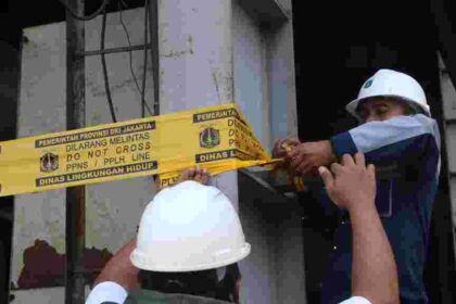 Petugas melakukan penyegelan disalah satu pabrik.(foto dok pemprov)