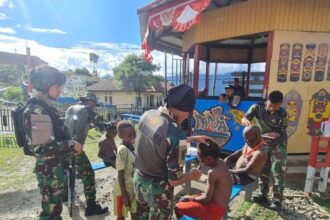 Layanan potong rambut gratis "Koteka Barber Shop" di sejumlah Pos Satgas Yonif Para Raider 330/Tri Dharma yang ada di Kabupaten Intan Jaya, Provinsi Papua Tengah, Kamis (7/9). Foto: Yon Para Raider 330/Tri Dharma
