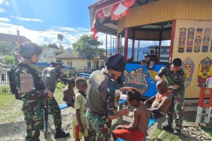 Layanan potong rambut gratis "Koteka Barber Shop" di sejumlah Pos Satgas Yonif Para Raider 330/Tri Dharma yang ada di Kabupaten Intan Jaya, Provinsi Papua Tengah, Kamis (7/9). Foto: Yon Para Raider 330/Tri Dharma