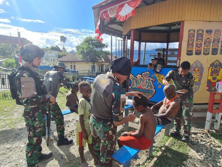 Layanan potong rambut gratis "Koteka Barber Shop" di sejumlah Pos Satgas Yonif Para Raider 330/Tri Dharma yang ada di Kabupaten Intan Jaya, Provinsi Papua Tengah, Kamis (7/9). Foto: Yon Para Raider 330/Tri Dharma