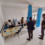 Tersangka YMF saat dijemput dari rumah sakit untuk dilakukan penahanan di Lapas Perempuan Manokwari, Papua Barat. Foto: Seksi Penkum Kejati Papua Barat