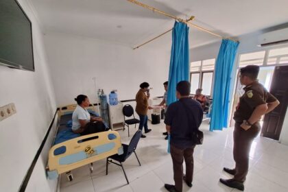 Tersangka YMF saat dijemput dari rumah sakit untuk dilakukan penahanan di Lapas Perempuan Manokwari, Papua Barat. Foto: Seksi Penkum Kejati Papua Barat