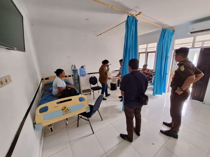 Tersangka YMF saat dijemput dari rumah sakit untuk dilakukan penahanan di Lapas Perempuan Manokwari, Papua Barat. Foto: Seksi Penkum Kejati Papua Barat