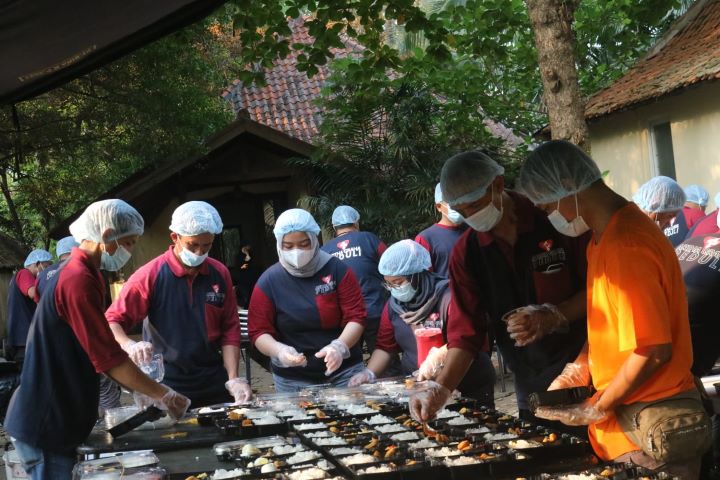 MASAK - Sekitar 100 relawan Artha Graha Peduli (AGP) bersama-sama ikut dalam Tim Sukarelawan Dapur Umum Kodam Jaya menyiapkan konsumsi untuk 1200 pasukan pengamanan gabungan Konferensi Tingkat Tinggi (KTT) ke-43 ASEAN 2023 di JICC Senayan. Dapur Umum AGP itu mulai memasak sejak Senin, 4 September 2023 hingga besok. Vit/ipol.id