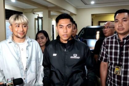 Kapolsek Setiabudi, Kompol Arif Purnama Oktora (tengah) saat memberikan keterangan atas laporan kasus penggelapan dialami presenter Caren Delano di Mapolsek Setiabudi, Jakarta Selatan, Kamis (28/9). Foto: Ist