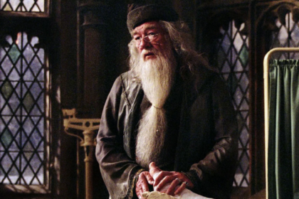 Sir Michael Gambon, yang berperan sebagai Profesor Albus Dumbledore di film Harry Potter meninggal dunia. Foto: Ist
