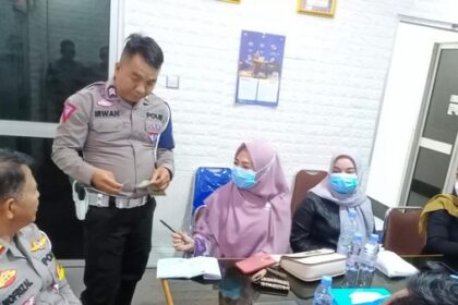 Emak-emak yang diamankan Ditlantas Polda Lampung karena menggeser pembatas jalan tol di Lampung. Foto: NTMC