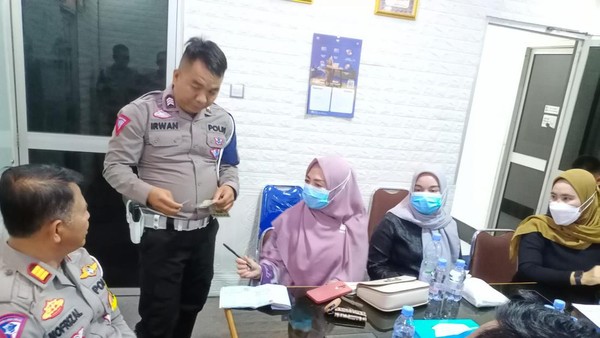 Emak-emak yang diamankan Ditlantas Polda Lampung karena menggeser pembatas jalan tol di Lampung. Foto: NTMC