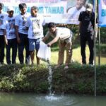 Koordinator Pusat Ganjar Muda Padjajaran (GMP), Randry Adryan Setiawan bersama sukarelawan memberikan bibit ikan dan pakan kepada warga di Kampung Wangunwati, Desa Sukawangun, Kecamatan Karangnunggal, Kabupaten Tasikmalaya, Jawa Barat, Rabu (13/9). Foto: GMP