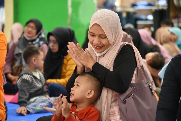 Sebanyak 150 Ibu dan balita mengikuti giat Gebyar Posyandu di Hall Lantai 2, Lulu Hypermarket, Plaza Taman Modern, Jalan Raya Bekasi, Kelurahan Ujung Menteng, Kecamatan Cakung, Jakarta Timur, Rabu (27/9). Foto: Ist