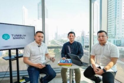 Abdul Manap Pulungan, Peneliti dari Pusat Ekonomi Makro dan Keuangan INDEF (tengah) dan Founder Tumbuh Makna, Muliadi San (kanan) dalam Talkshow Tumbuh Makna bertema 'Outlook Ekonomi Dunia dan Pengaruhnya Bagi Indonesia', di Jakarta belum lama ini. Foto: Ist