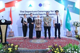 Menaker Ida Fauziyah melepas ratusa kru kabin Indonesia untuk maskapai penerbangan Saudi. Foto: Ist