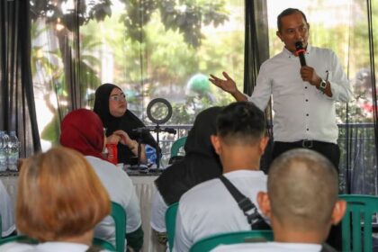 Suasana para driver ojek online (ojol) serius mengikuti pelatihan digital marketing yang digelar Komunitas Ojek Online (Kajol) Indonesia berkolaborasi dengan content creator Tiktok @Dianaoktafiyukiii, di Jalan Desa Karangsatria, Kecamatan Tambun Utara, Kabupaten Bekasi, Jawa Barat, Rabu (6/9). Foto: Kajol