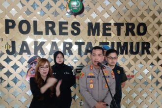 Kapolres Metro Jakarta Timur, Kombes Pol Leonardus Simarmata didampingi Kasat Reskrim. Foto: Dok/ipol.id
