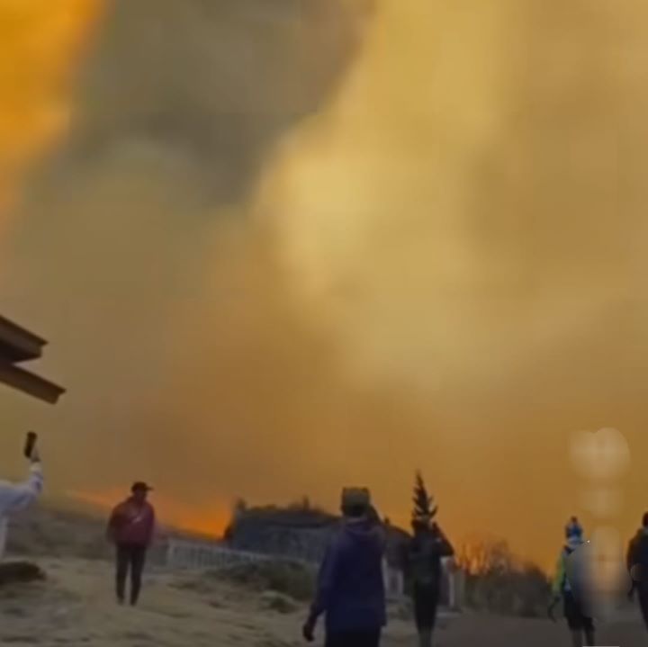 Kebakaran Gunung Bromo masih terus berlangsung, Foto: Instagram, @terang_media