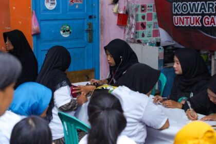 Warga dan kelompok lanjut usia (lansia) di lingkungan RT 2/RW 7, Kelurahan Kedoya Utara, Kecamatan Kebon Jeruk, Jakarta Barat (Jakbar), mengecek kesehatan, tensi, kolesterol dan gula darah serta mendapatkan vitamin dalam giat yang digelar Komunitas Warung Tegal (Kowarteg) Indonesia, Rabu (13/9). Foto: Kowarteg