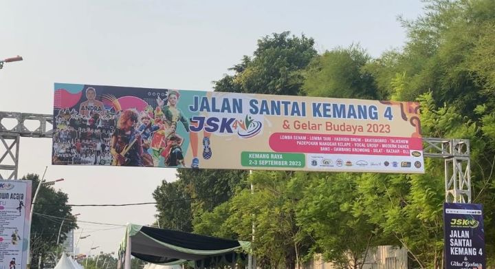 Adanya Festival Budaya digelar di kawasan Jalan Kemang Raya, Mampang Prapatan, Jakarta Selatan, selama dua hari Sabtu (2/9) dan Minggu (3/9) dilakukan penutupan sementara jalan dan memunculkan parkir liar di sekitar lokasi. Foto: Joesvicar Iqbal/ipol.id