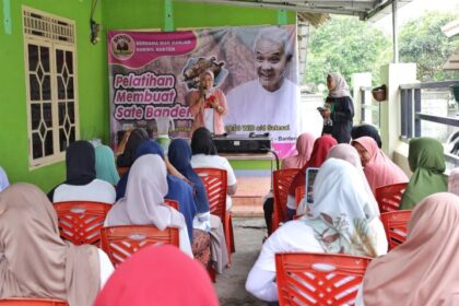 Suasana Emak-emak ikuti pelatihan buat satai/sate bandeng, menghadirkan pelaku Usaha Mikro, Kecil dan Menengah (UMKM) satai bandeng, Hj Siti selaku mentor di Kampung Link Ciluit, Kelurahan Deringo, Kecamatan Citangkil, Kota Cilegon, Banten, Sabtu (9/9) siang. Foto: Mak