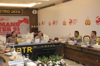 Kapolri Jenderal Listyo Sigit Prabowo bahas analisa dan evaluasi pengamanan KTT Asean di Posko Command Center Polri di Gedung Promoter Polda Metro Jaya, Rabu (6/9). Foto: Divhumas Polri
