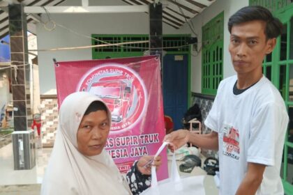 Herman, Koordinator Komunitas Sopir Truk (KST) Banten memberikan bantuan kepada warga di Kampung Ketos Pancuran, RT 02/RW 05, Kelurahan Sindangsari, Kecamatan Pasar Kemis, Kabupaten Tangerang, Banten, Rabu (6/9). Foto: KST