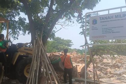 Usai penertiban oleh Satpol PP DKI dan petugas gabungan, plang aset milik Pemprov DKI Jakarta kini terpasang di lahan di kawasan Komplek Permata Hijau, RT 11/RW 12, Kelurahan Grogol Selatan, Kecamatan Kebayoran Lama, Jakarta Selatan, Rabu (27/9) siang. Foto: Ist