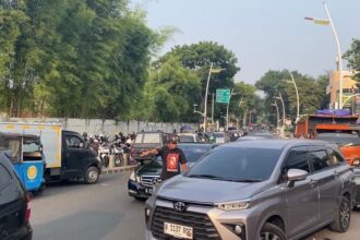 Adanya Festival Budaya digelar di kawasan Jalan Kemang Raya, Mampang Prapatan, Jakarta Selatan, selama dua hari Sabtu (2/9) dan Minggu (3/9) dilakukan penutupan sementara jalan dan memunculkan parkir liar di sekitar lokasi. Foto: Joesvicar Iqbal/ipol.id