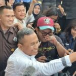 Mantan Menteri Badan Usaha Milik Negara (BUMN) Dahlan Iskan selesai menjalani pemeriksaan Komisi Pemberantasan Korupsi (KPK), Kamis (14/9). (Istimewa)