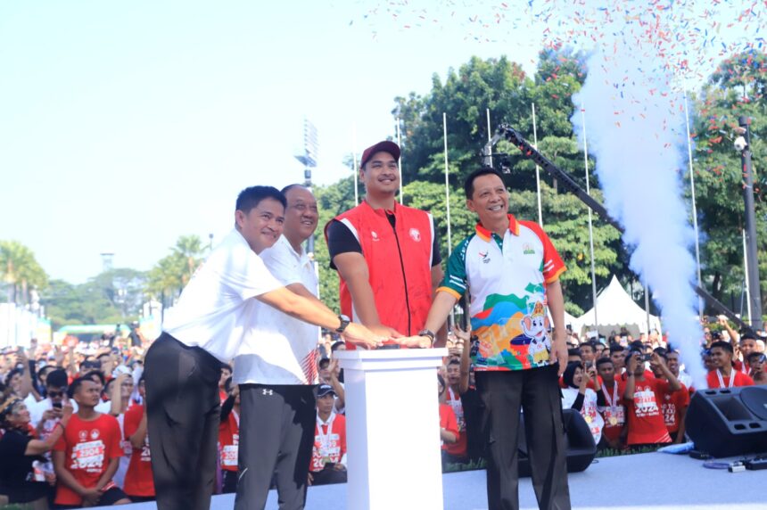 Menpora Dito Ariotedjo secara resmi menghitung mundur (countdown) setahun menuju Pekan Olahraga Nasional (PON) XXI 2024 Aceh-Sumatera Utara (Sumut) di Plaza Barat Kawasan GBK Senayan, Jakarta, Minggu (17/9). Foto: kemenpora