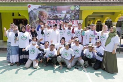 Sukarelawan Santri Dukung Ganjar (SDG) Jawa Barat (Jabar), santri dan santriwati saat melakukan kerja bakti di Pondok Pesantren Al Huda di Desa Cibuluh, Kecamatan Tanjungsiang, Kabupaten Subang, Rabu (6/9). Foto: SDG
