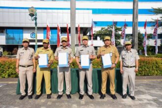 Wali Kota Jakarta Timur, Muhammad Anwar seusai penandatanganan bersama Pakta Integritas Aparatur Sipil Negara (ASN) dan Pembacaan Ikrar untuk berlaku netral jelang gelaran Pemilu Umum (Pemilu) 2024 di halaman Kantor Walikota, Senin (25/9) siang. Foto: Ist