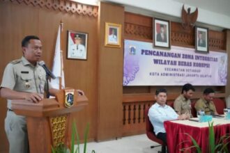 Wali Kota Jakarta Selatan, Munjirin membuka giat Pencanangan Zona Integritas Wilayah Bebas Korupsi di Kantor Kecamatan Setiabudi, Senin (25/9) siang. Foto: Ist