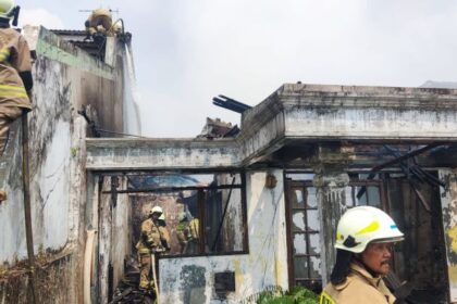 Sejumlah petugas Damkar memadamkan satu unit rumah di Jalan Pulo Bidadari Raya, Kelurahan Pulogebang, Kecamatan Cakung, Jakarta Timur, yang diamuk api pada Kamis (7/9) sekitar pukul 10.00 WIB. Foto: Ist