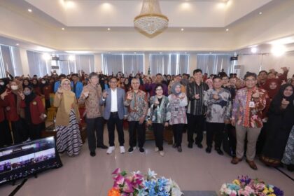 Ketua Dewan Audit merangkap Anggota Dewan Komisioner OJK Sophia Wattimena dalam kegiatan Kuliah Umum dengan tema “Peran OJK dalam Penguatan Governansi Sektor Jasa Keuangan” di Universitas Muhammadiyah Kendari, Sulawesi Tenggara.