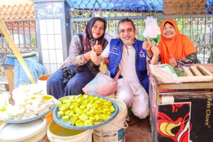Marta Yandry Rachman saat berfoto menyambangi pedagang di Pasar Brebes, Sabtru (9/9). Foto: Partai Demokrat