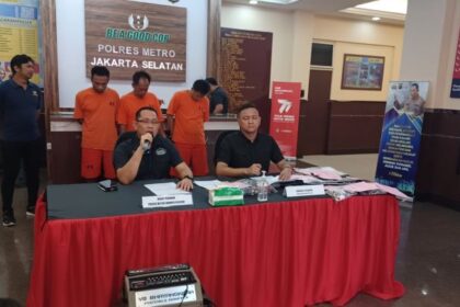 Kasat Reskrim Polres Metro Jakarta Selatan, AKBP Bintoro mengungkap kasus pencurian rumah kosong dan mencokok tiga tersangka, dua diantaranya penadah di Mapolres Metro Jakarta Selatan, Kamis (7/9). Foto: Joesvicar Iqbal/ipol.id