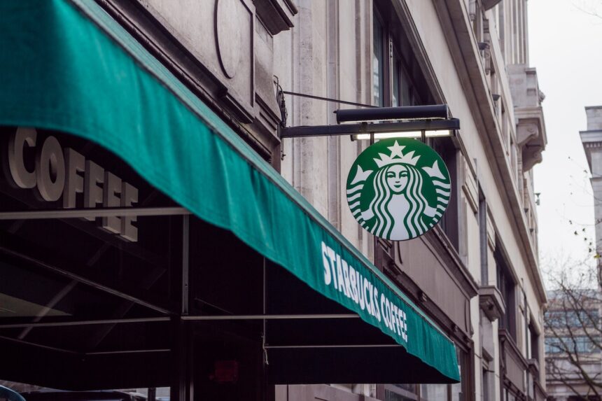Starbucks sebagai sebuah fenomena sosial, gaya hidup dan simbol sebuah peradaban kota maju.