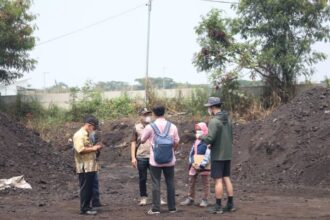 Sejumlah petugas Dinas Lingkungan Hidup (DLH) DKI Jakarta saat menindak tegas perusahaan pergudangan dan penyimpanan (stockpile) batu bara PT. Bahana Indokarya Global yang berlokasi di Jakarta Timur pada Kamis (31/8) lalu. Foto: Ist
