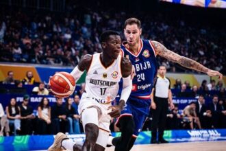 Point guard Jerman Dennis Schroder memimpin rekan-rekannya mengalahkan Serbia di final FIBA World Cup 2023. Foto: fiba