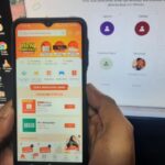 Salah satu pengguna gadget yang telah berlangganan pada e-commerce, membuka layanan Shopee. Foto: Joesvicar Iqbal/ipol.id