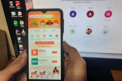 Salah satu pengguna gadget yang telah berlangganan pada e-commerce, membuka layanan Shopee. Foto: Joesvicar Iqbal/ipol.id