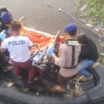 Polisi mengevakuasi mayat pria tanpa identitas yang mengapung di Sungai Siak. Foto:Polresta Pekanbaru.